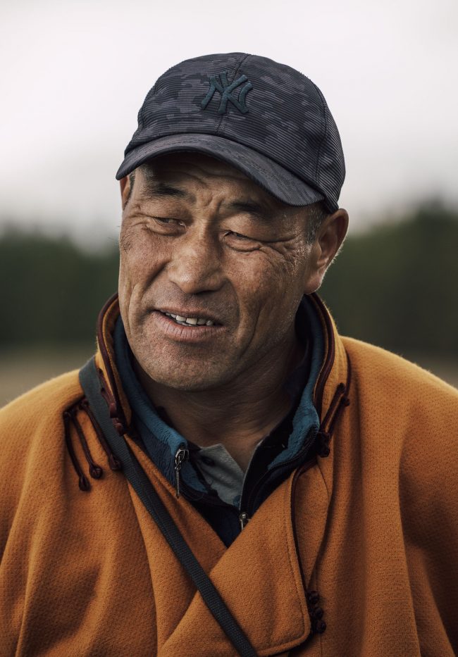 Mongolie_PortretOrangeMan_MarijeVanDeVlekkert