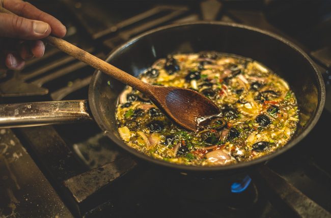 Boeddhistisch_Kookboek_pan roer