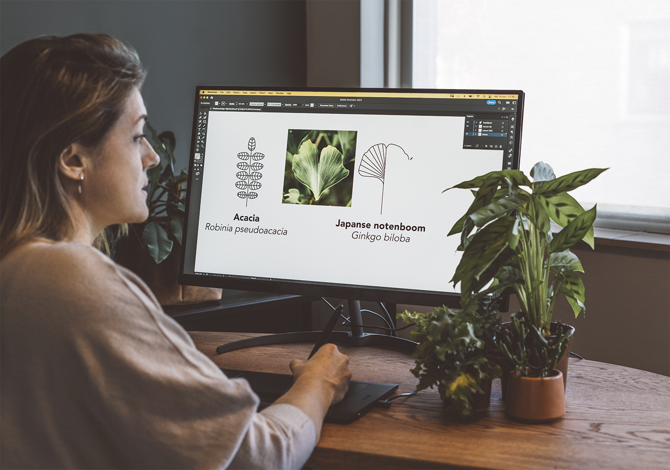 Marije illustreert op haar computer